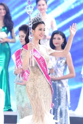 Hoa hậu Đỗ Mĩ Linh đăng quang cùng cup vinh danh được chế tác bởi Phùng Thị