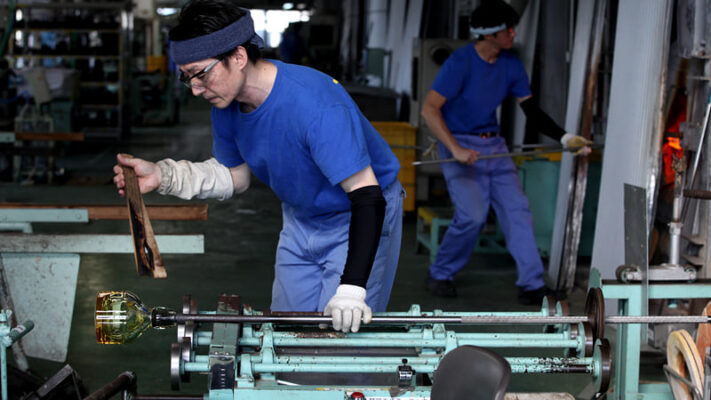 Các công đoạn chế tác pha lê trong xưởng sản xuất tại Nhật Bản