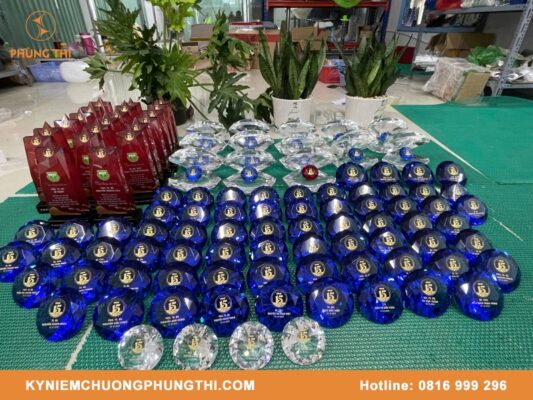 Kỷ niệm chương pha lê giá bao nhiêu?