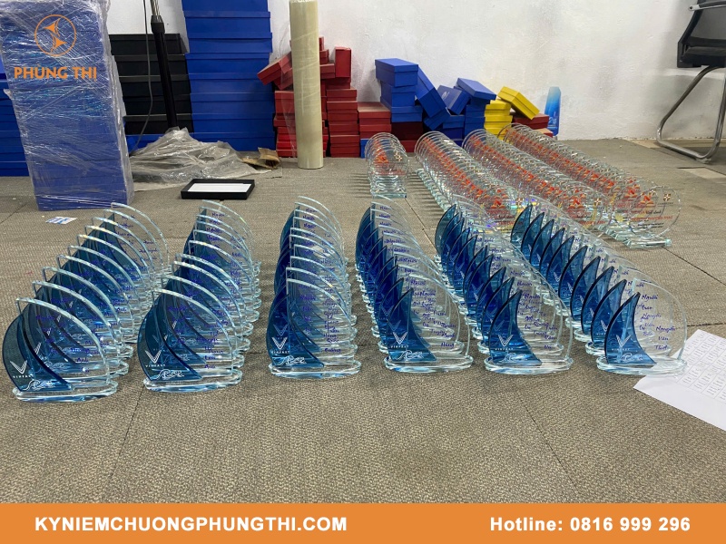 Kỷ niệm chương pha lê giá tại xưởng uy tín