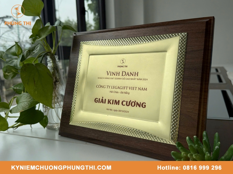 Kỷ niệm chương tiếng Anh là gì?