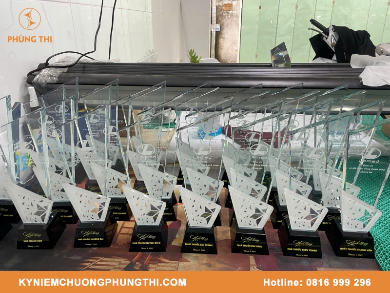 Kỷ niệm chương bằng mica đẹp & chất lượng Kỷ niệm chương bằng mica