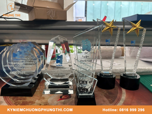 Kỷ niệm chương thuỷ tinh mua ở đâu?