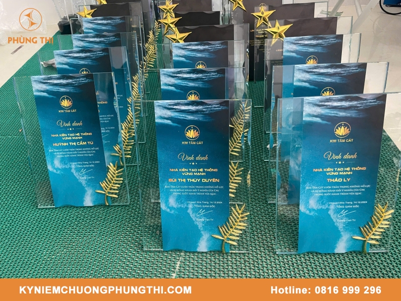 Quyết định tặng kỷ niệm chương cần điều kiện gì? Quyết định tặng kỷ niệm chương