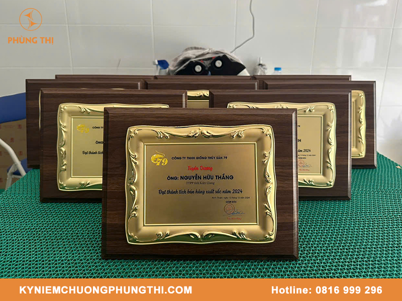 Bảng vinh danh cao cấp
