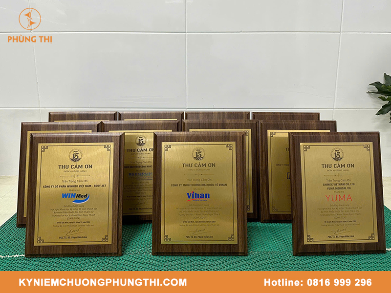 Bảng vinh danh cao cấp