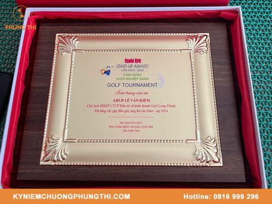 Bảng vinh danh kim loại