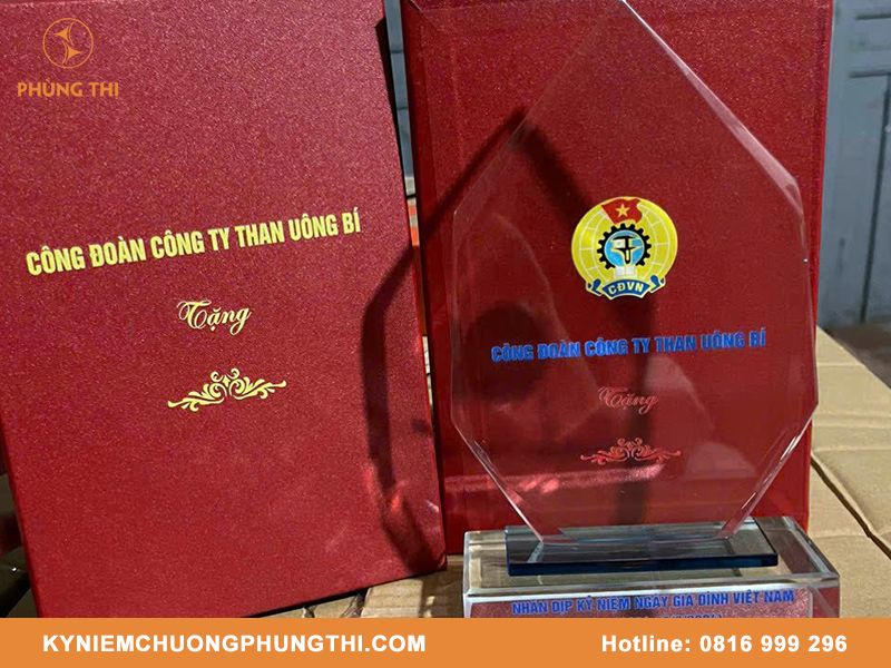 bảng vinh danh kỷ niệm chương