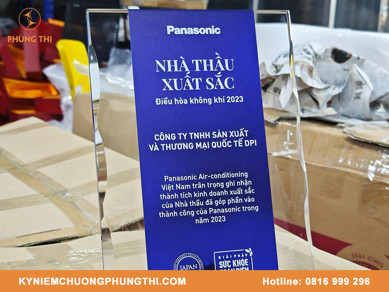 Bảng vinh danh pha lê