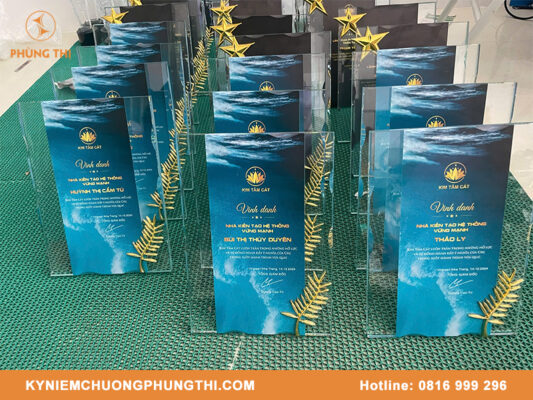 Làm bảng vinh danh theo yêu cầu