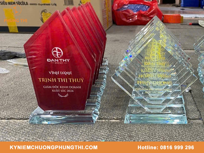 Thiết kế kỷ niệm chương theo yêu cầu chuẩn đẹp, độc đáo Thiết kế kỷ niệm chương theo yêu cầu