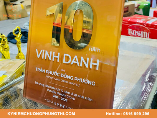 thiết kế poster vinh danh