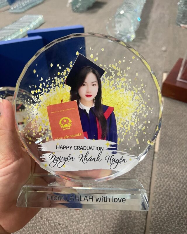Cúp khai giảng cá nhân hóa – Hình minh họa