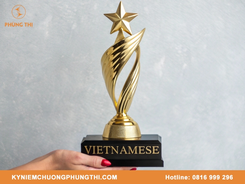 Cúp lưu niệm kim loại phổ biến Cúp lưu niệm kim loại