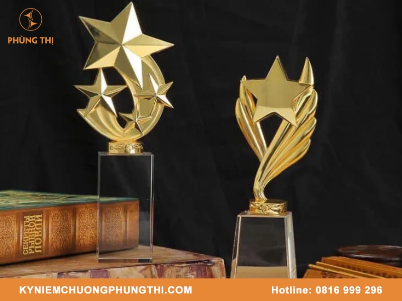 Cúp lưu niệm kim loại phổ biến Cúp lưu niệm kim loại