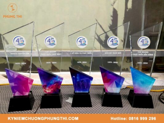 In kỷ niệm chương thủy tinh theo yêu cầu