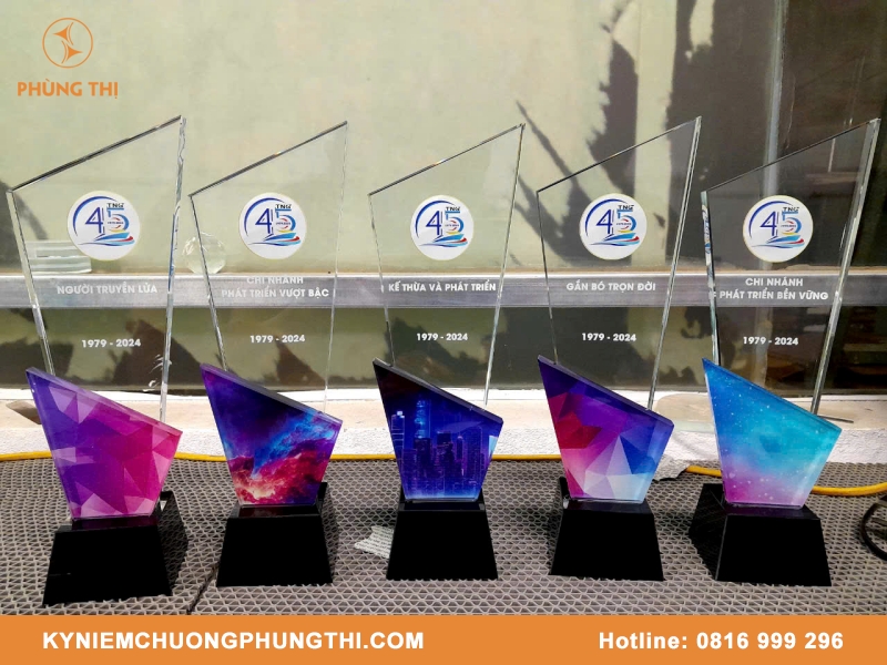 In kỷ niệm chương thủy tinh theo yêu cầu