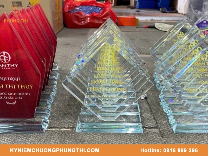 Mẫu kỷ niệm chương thuỷ tinh đẹp & sang trọng Mẫu kỷ niệm chương thuỷ tinh