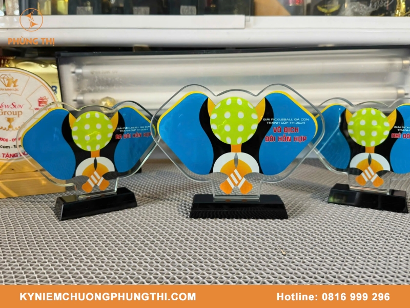 Thiết kế kỷ niệm chương thuỷ tinh