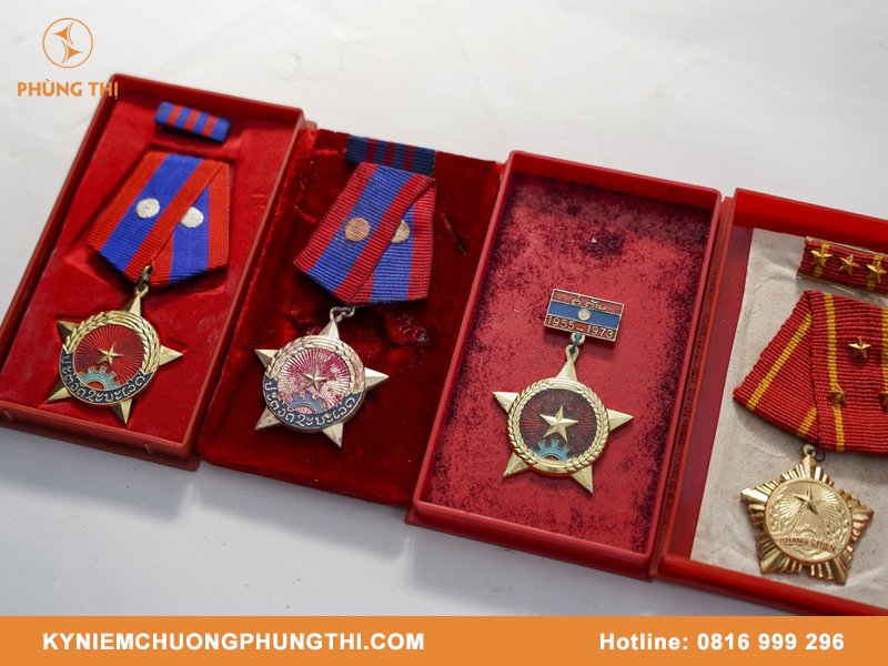 Cuống huân huy chương là gì?