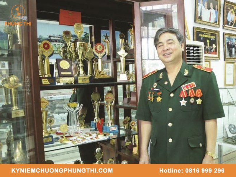 Hình ảnh đeo huân huy chương