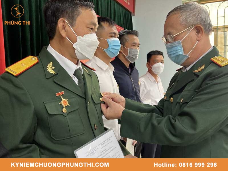 Hướng dẫn cách đeo huân huy chương trên áo