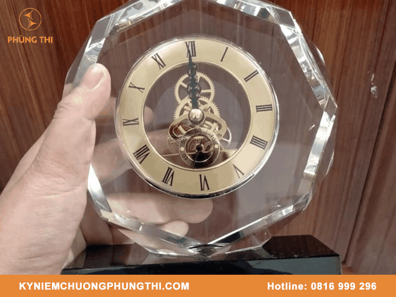 Đồng hồ quà tặng lưu niệm pha lê