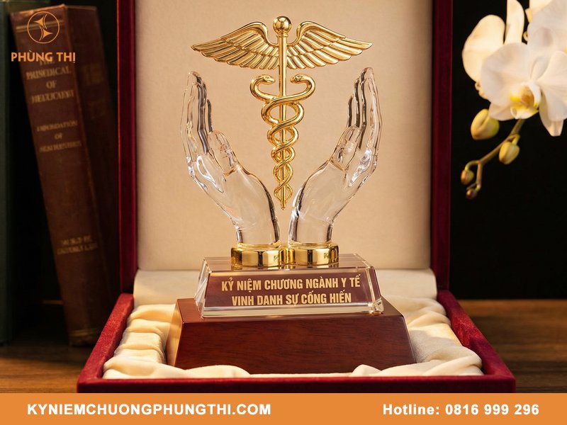 Quà lưu niệm ngành Y thiết kế đẹp & ý nghĩa Quà lưu niệm khắc tên