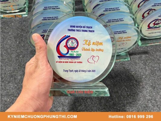 Quà tặng kỷ niệm thành lập trường