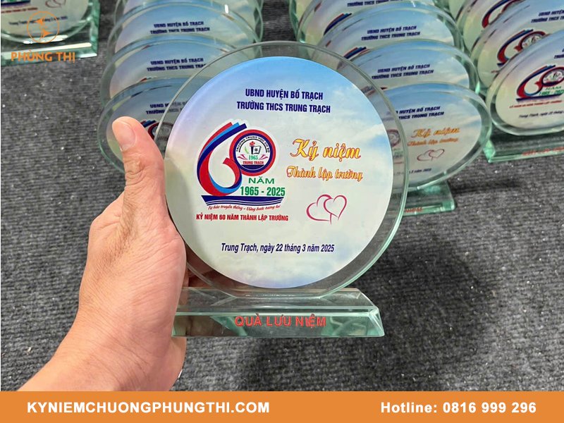 Quà tặng kỷ niệm thành lập trường