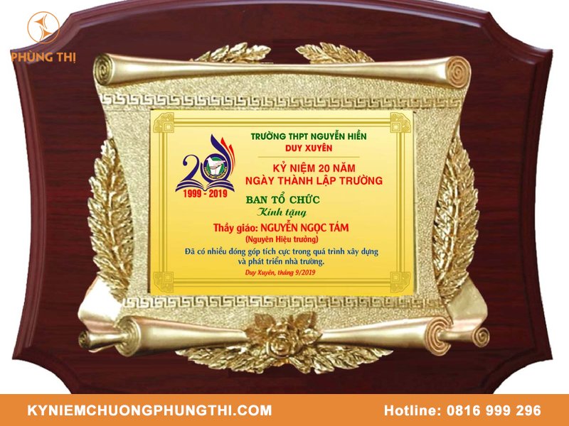 Quà tặng kỷ niệm thành lập trường