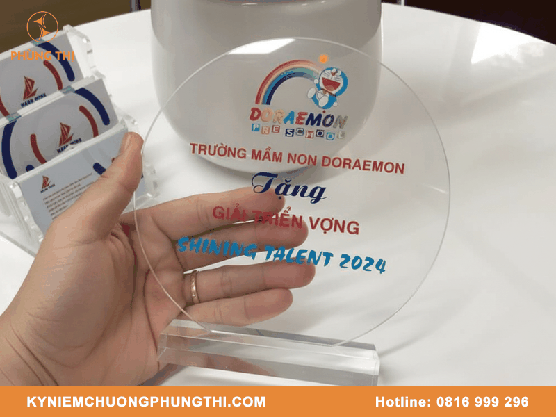 Tặng quà lưu niệm cho trường mầm non