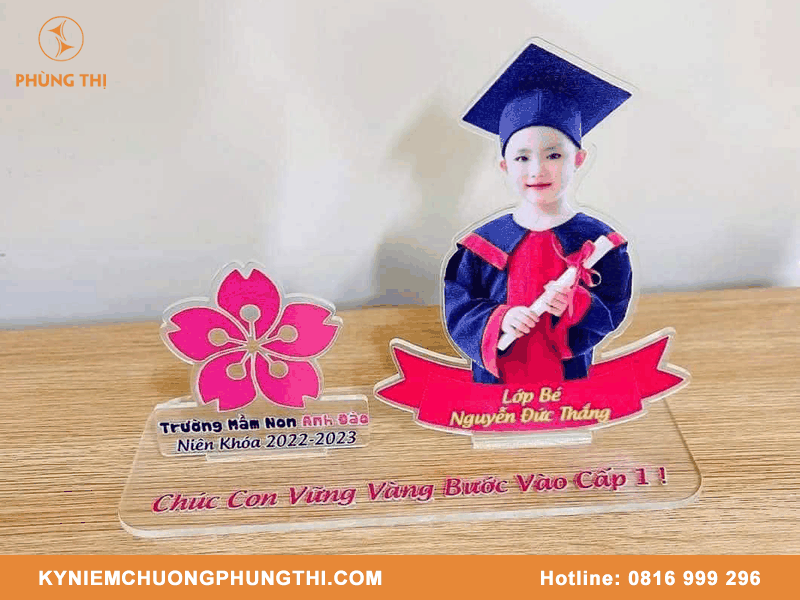 Tặng quà lưu niệm cho trường mầm non