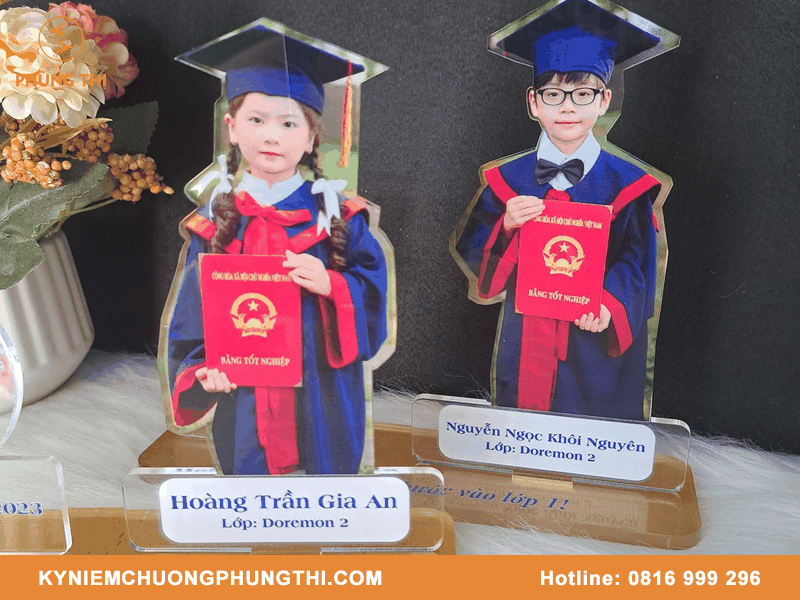 Tặng quà lưu niệm cho trường mầm non