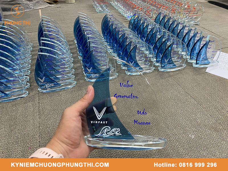 Quà lưu niệm tặng đối tác doanh nghiệp ý nghĩa nhất Quà lưu niệm tặng đối tác