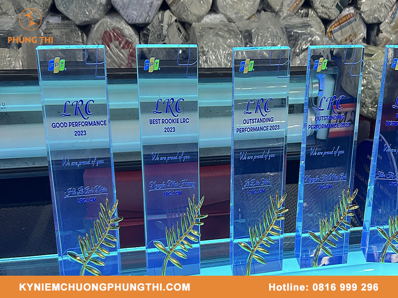 Quà lưu niệm tặng đồng nghiệp khắc tên theo yêu cầu Quà lưu niệm tặng đồng nghiệp