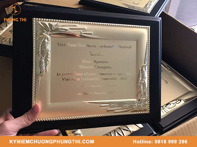 Quà lưu niệm tặng đồng nghiệp khắc tên theo yêu cầu Quà lưu niệm tặng đồng nghiệp