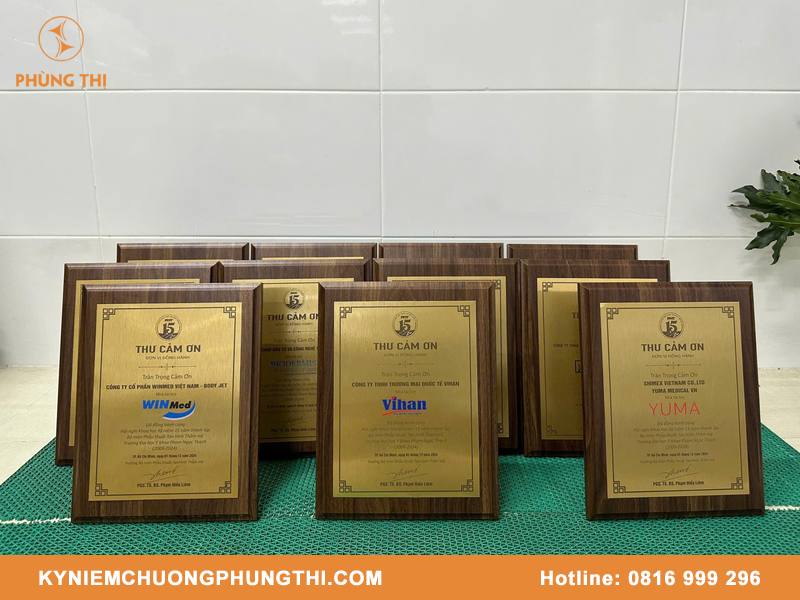 Quà tặng lưu niệm bằng đồng cho doanh nghiệp sang trọng Quà tặng lưu niệm bằng đồng