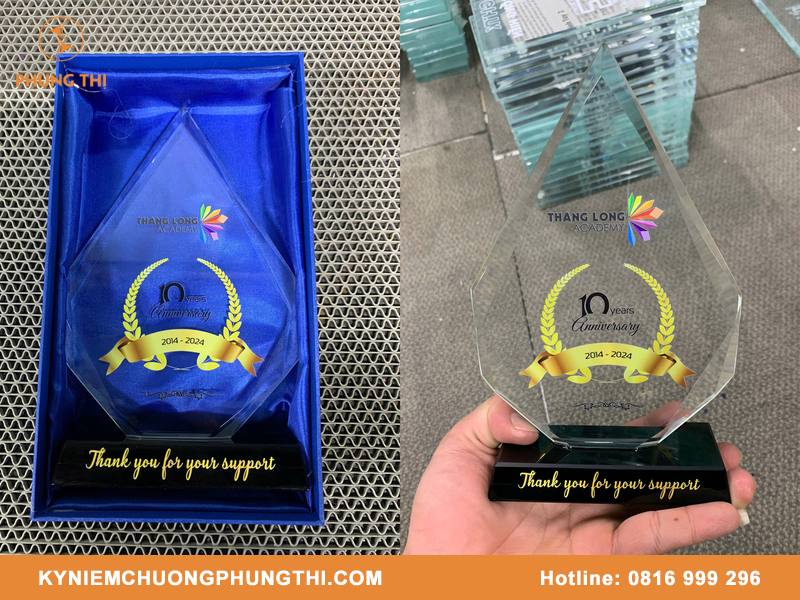 Quà tặng lưu niệm để bàn làm việc khắc tên theo yêu cầu Quà tặng lưu niệm để bàn làm việc