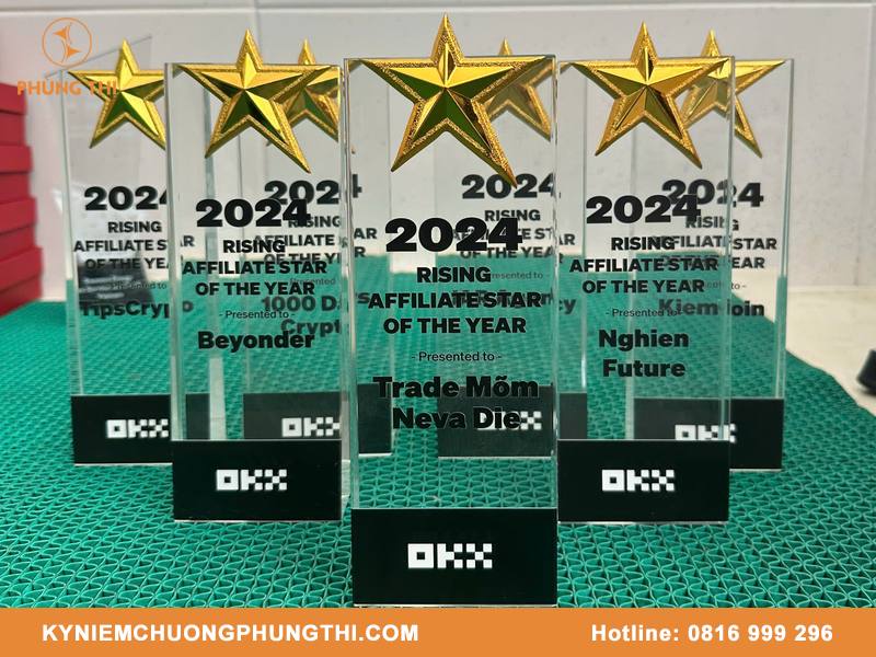 Quà tặng lưu niệm để bàn làm việc khắc tên theo yêu cầu Quà tặng lưu niệm để bàn làm việc