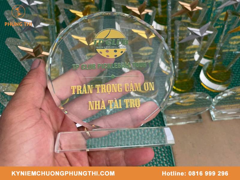 Quà tặng lưu niệm khắc tên gửi gắm tâm tình người tặng Quà tặng lưu niệm khắc tên