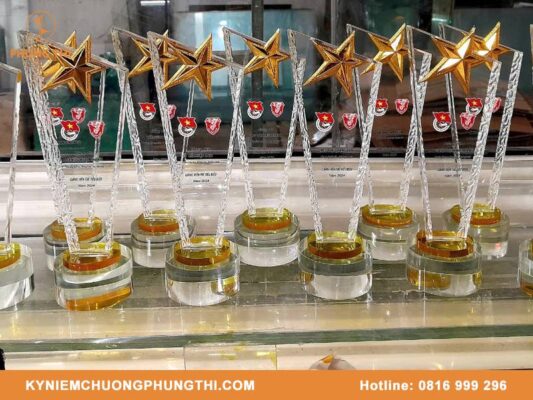 Quà tặng lưu niệm khắc tên