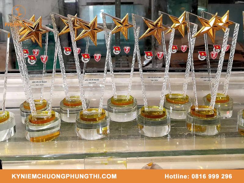 Quà tặng lưu niệm khắc tên gửi gắm tâm tình người tặng Quà tặng lưu niệm khắc tên