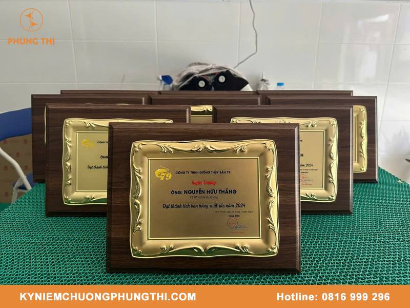 Quà tặng lưu niệm khắc tên gửi gắm tâm tình người tặng Quà tặng lưu niệm khắc tên