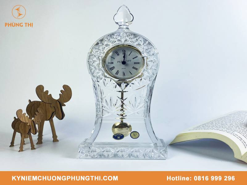 Đồng hồ pha lê để bàn tân gia mang lại may mắn và tài lộc