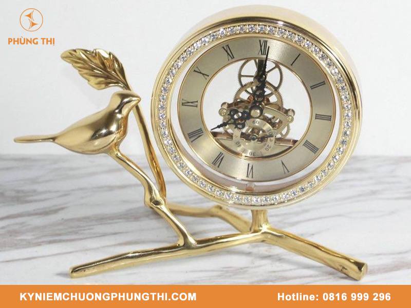 Đồng hồ pha lê để bàn tân gia mang lại may mắn và tài lộc