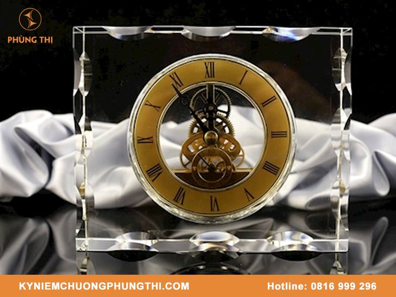 Đồng hồ pha lê kỷ niệm chương