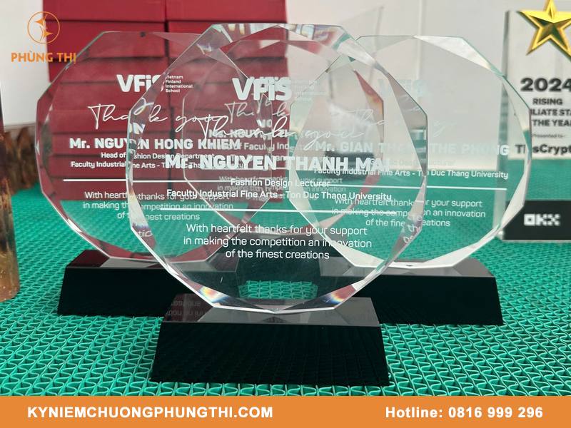 Pha lê lưu niệm là gì? Những mẫu pha lê lưu niệm phổ biến Pha lê lưu niệm là gì?