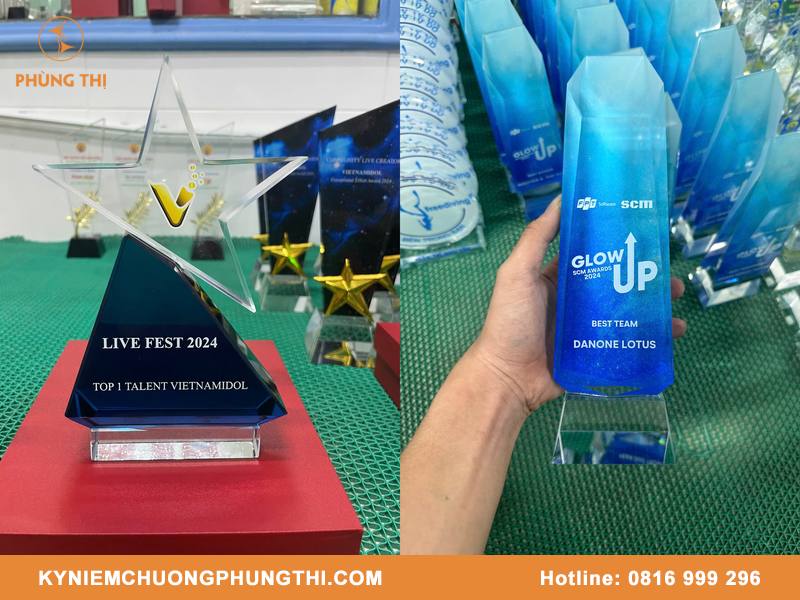 Quà lưu niệm có khắc chữ