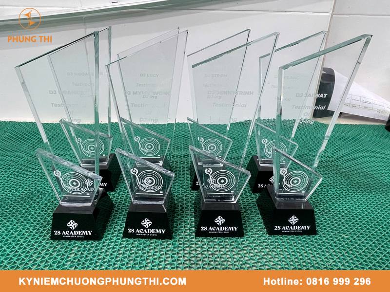 Quà lưu niệm có khắc chữ